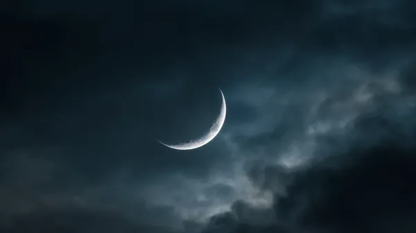 Moon Crescent Over Moody Night Sky — Dark Cloud Wallpaper - HD Wallpaper, 4k Background Image
